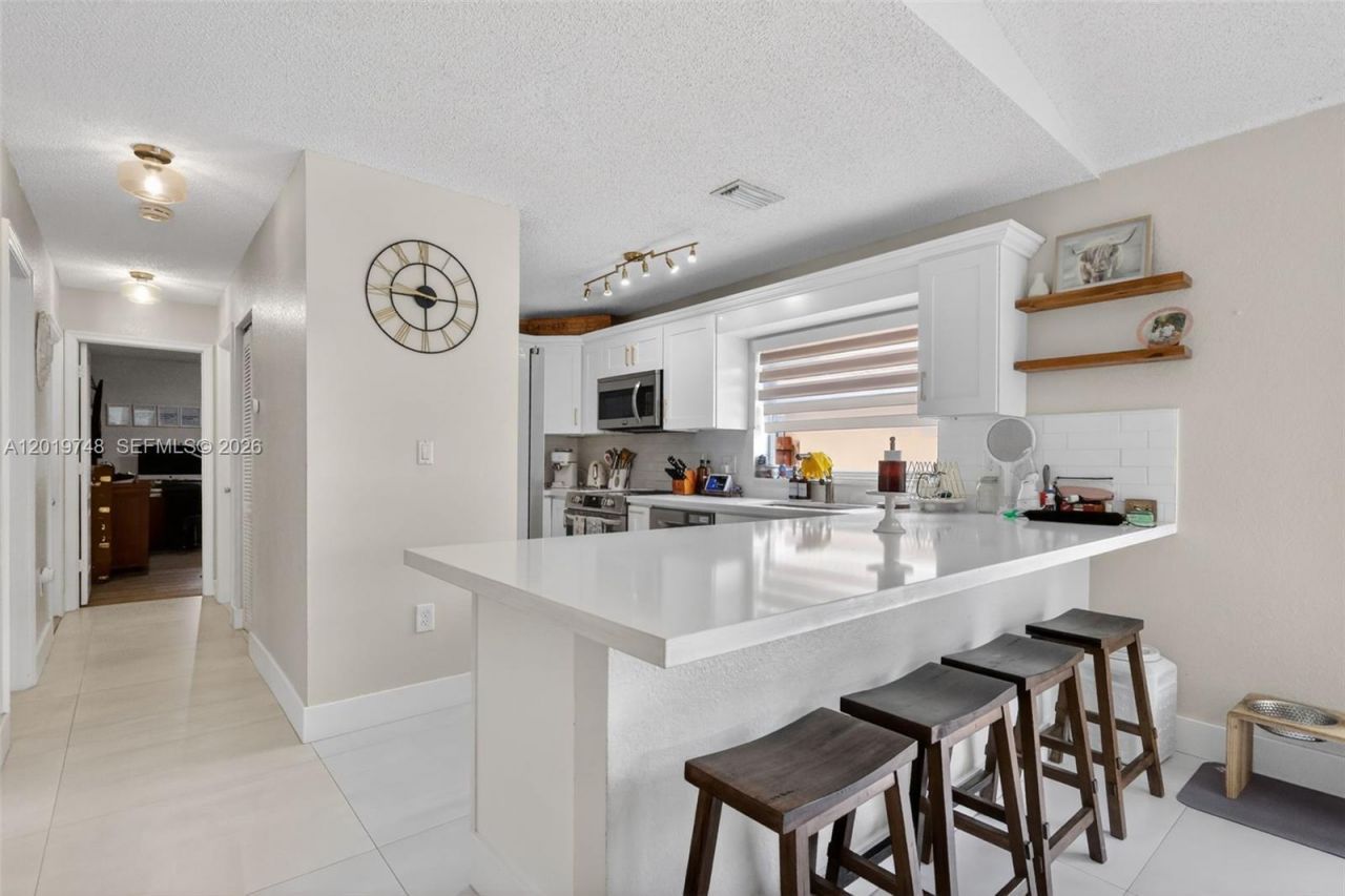 8061 NW 197th St, Hialeah, FL 33015 Photo