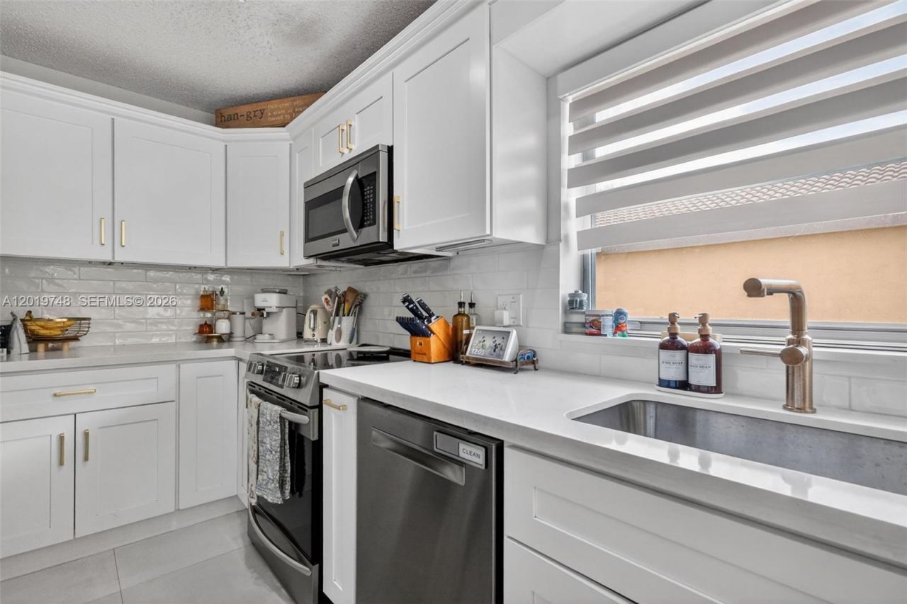 8061 NW 197th St, Hialeah, FL 33015 Photo