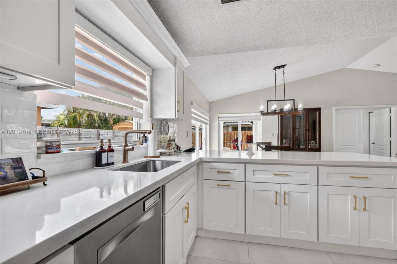 8061 NW 197th St, Hialeah, FL 33015 Photo