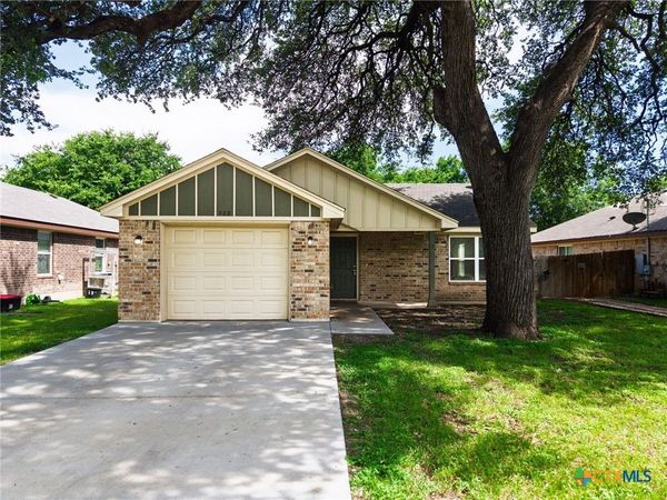 908 E Avenue B , Lampasas, TX 76550