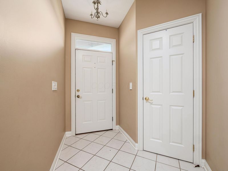 995 Bushwood Lane, Columbus, OH 43235 Photo 3