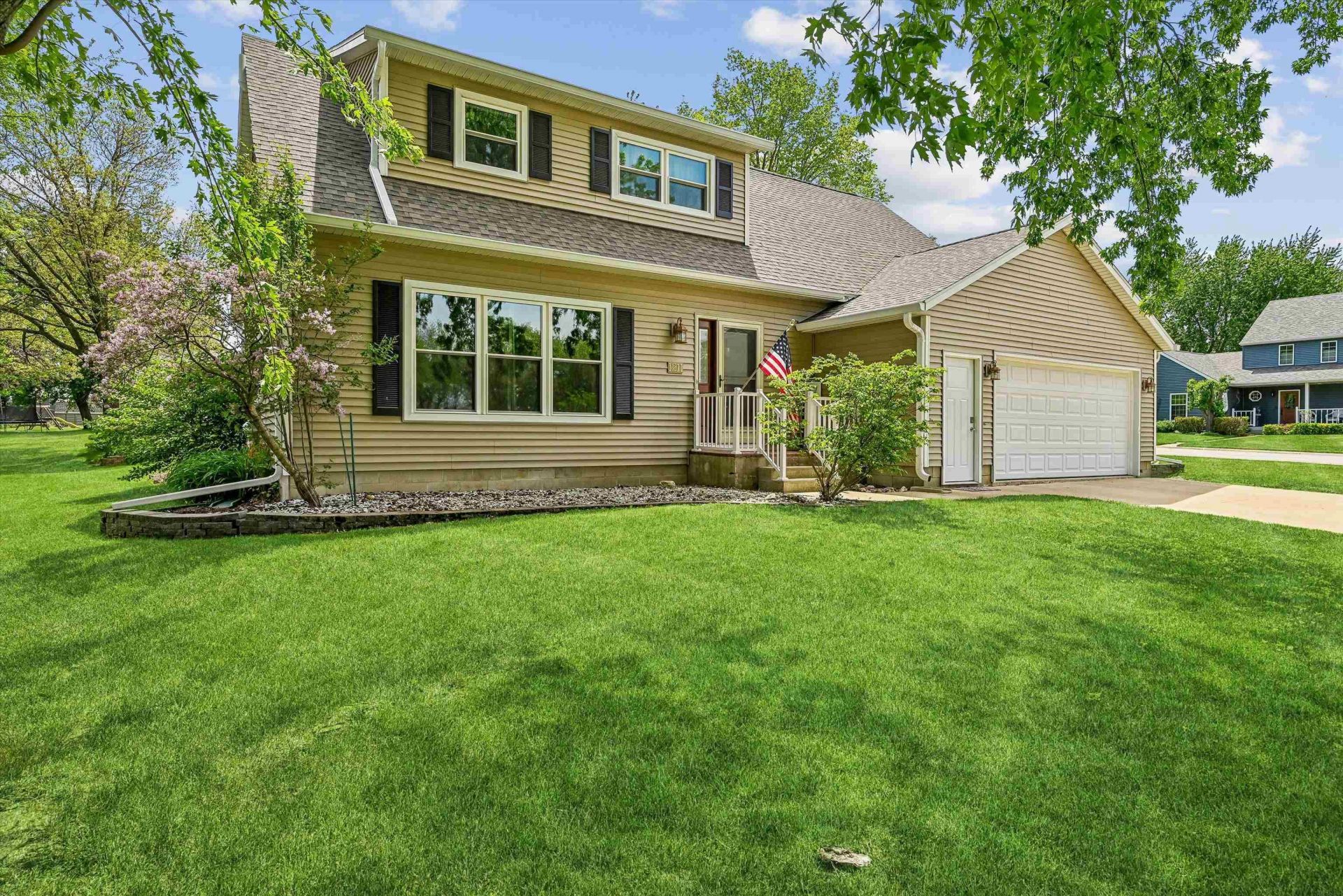 1211 Country Meadows Drive, Waverly, IA 50677 Main Photo