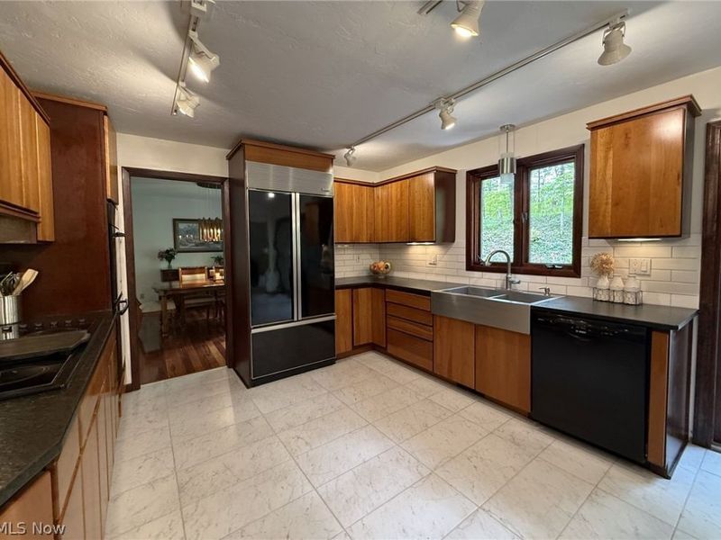 9350 Hidden Lake Drive, Chesterland, OH 44026 Photo 2