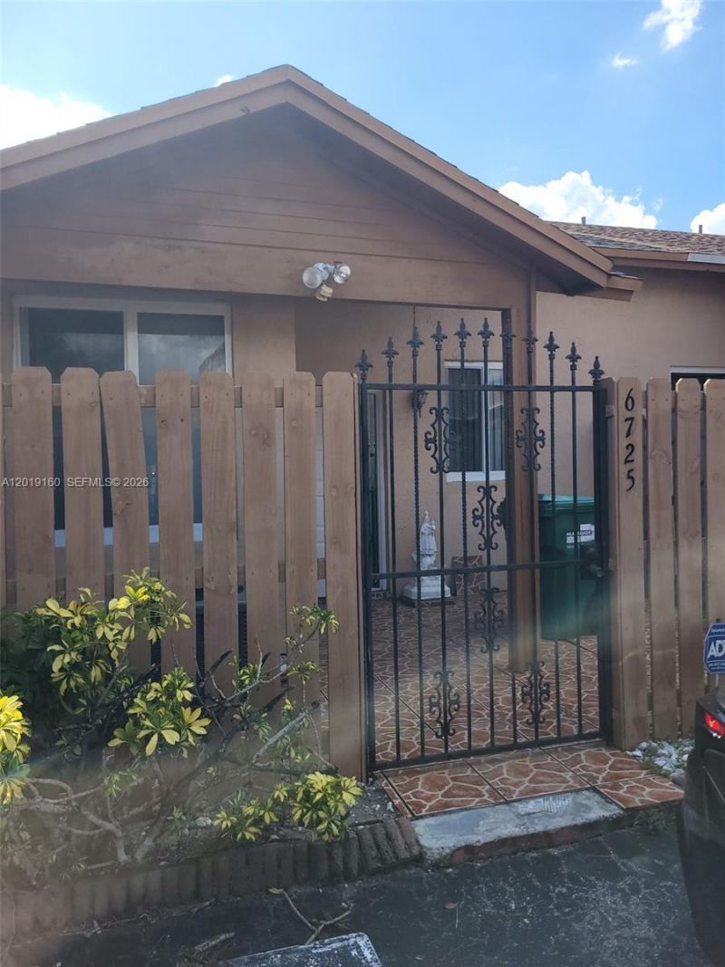 6725 NW 188th Ter, Hialeah, FL 33015 Photo