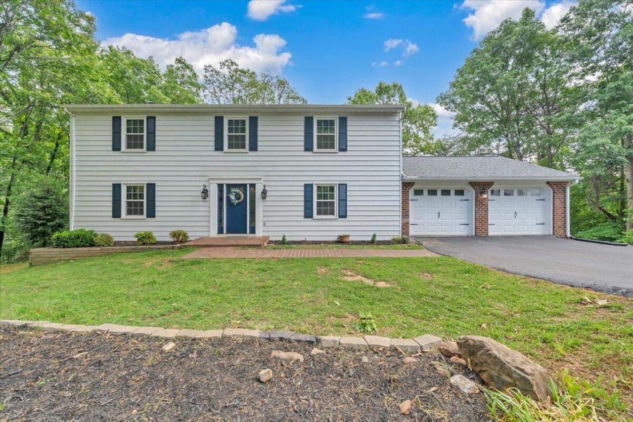 2704 Summit Ridge Rd Ne, Roanoke, VA 24012 Main Photo