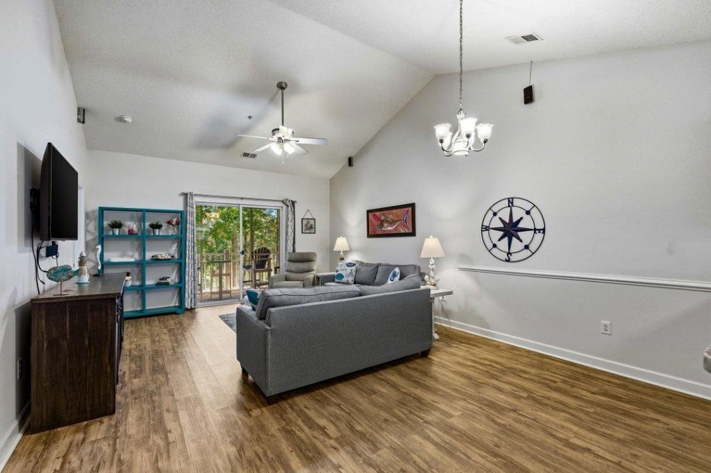 6253 Catalina Dr. Photo 5