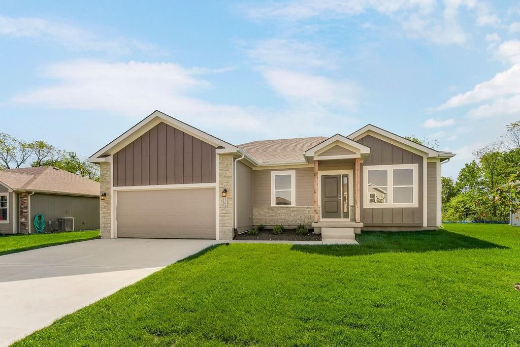 700 Blazing Star Drive, Raymore, MO 64083 Main Photo