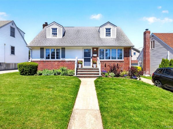 288 Arlington Street , Mineola, NY 11501