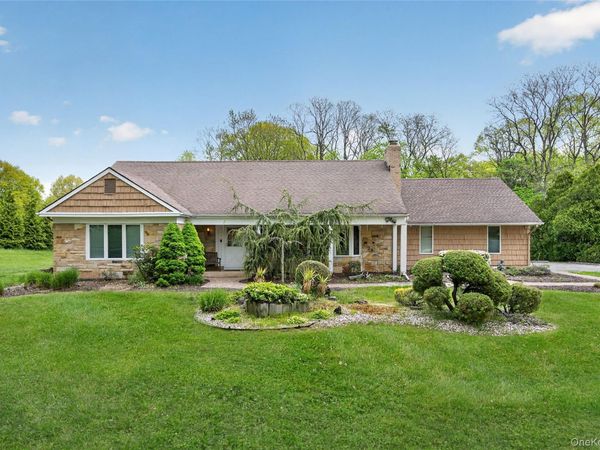 24 Thorngrove Lane , Dix Hills, NY 11746