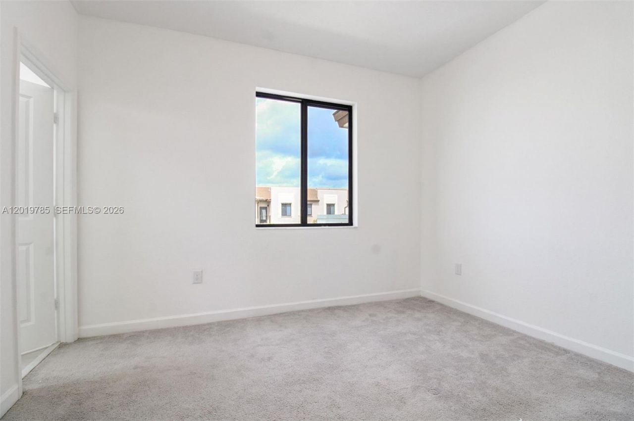 21035 NE 8th Ave , Miami, FL 33179 Photo