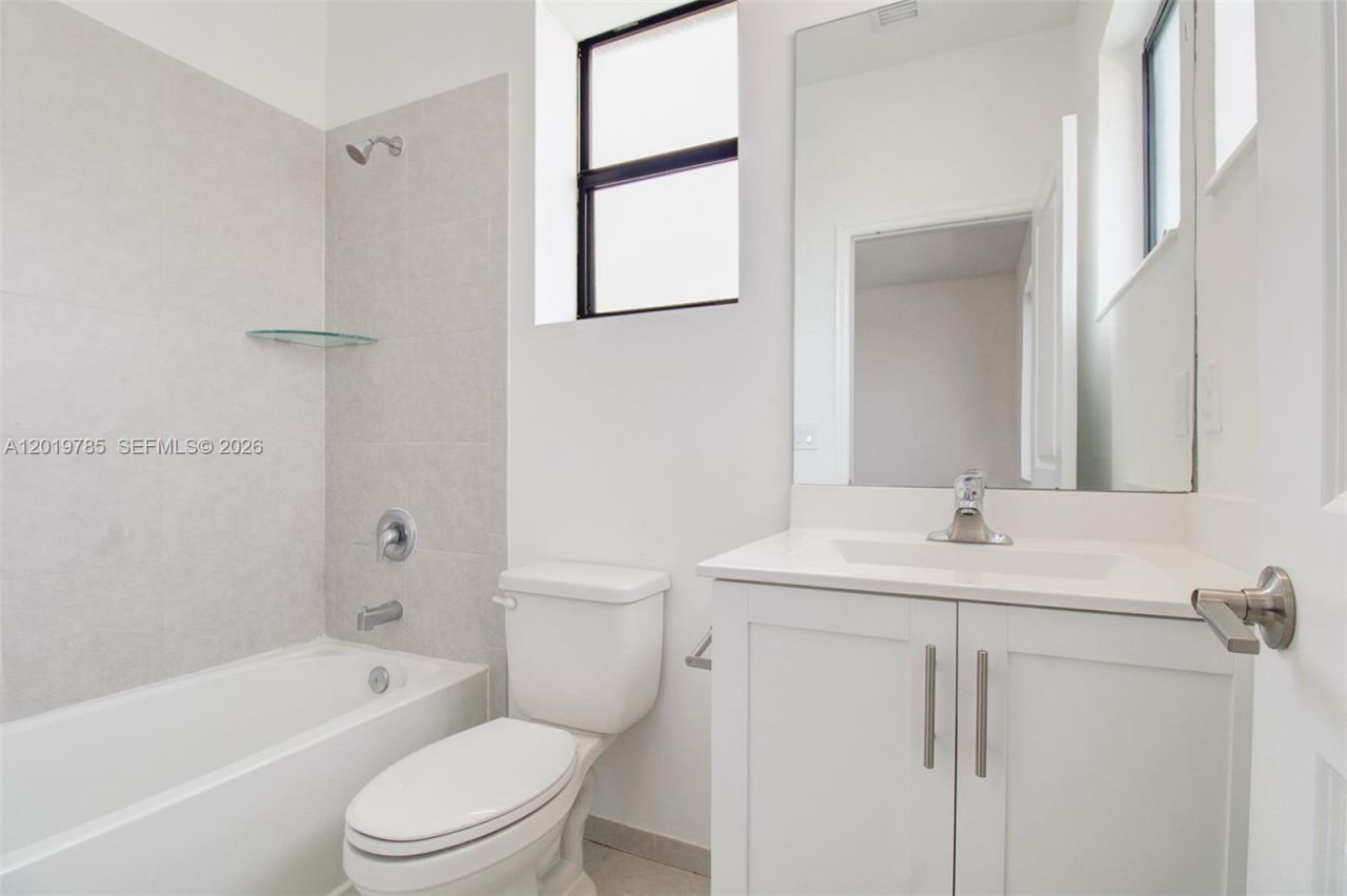 21035 NE 8th Ave , Miami, FL 33179 Photo