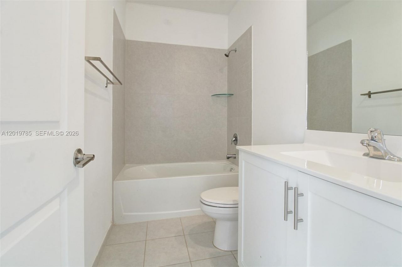 21035 NE 8th Ave , Miami, FL 33179 Photo