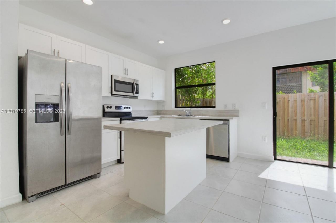 21035 NE 8th Ave , Miami, FL 33179 Photo