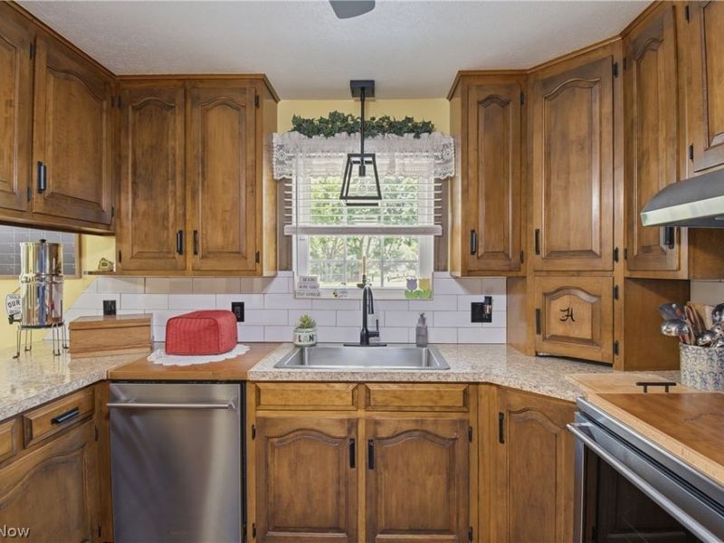 12097 Lisa Avenue NW, Hartville, OH 44632 Photo 8