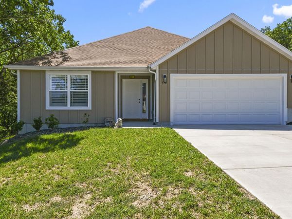 592 Pine Woods Village Drive , Hollister, MO 65672