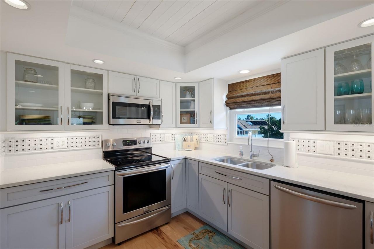 221 85th Street, Holmes Beach, FL 34217 Photo
