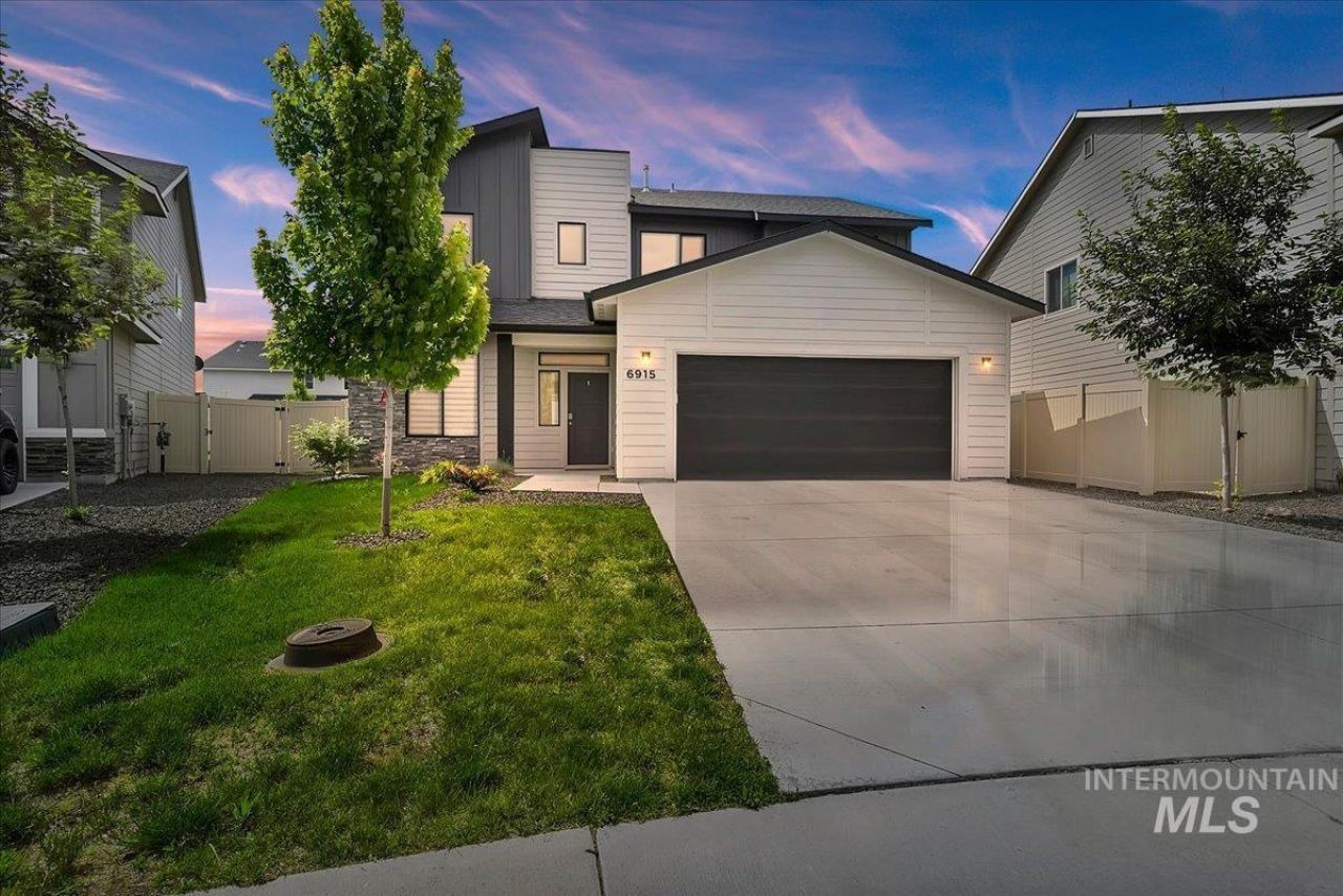 6915 W Grand Rapids Dr, Meridian, ID 83646 Main Photo