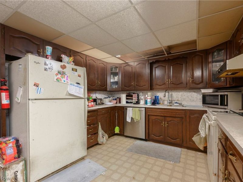 1805 Heritage Circle, Dover, OH 44622 Photo 12