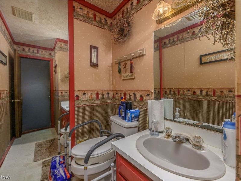1805 Heritage Circle, Dover, OH 44622 Photo 15