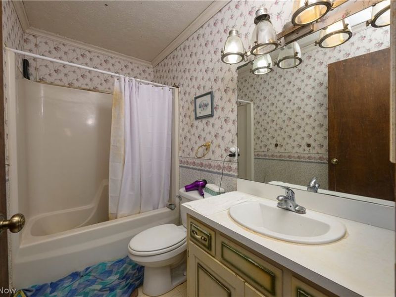 1805 Heritage Circle, Dover, OH 44622 Photo 16