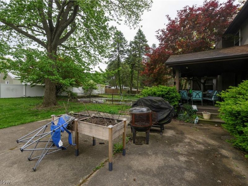 1805 Heritage Circle, Dover, OH 44622 Photo 4