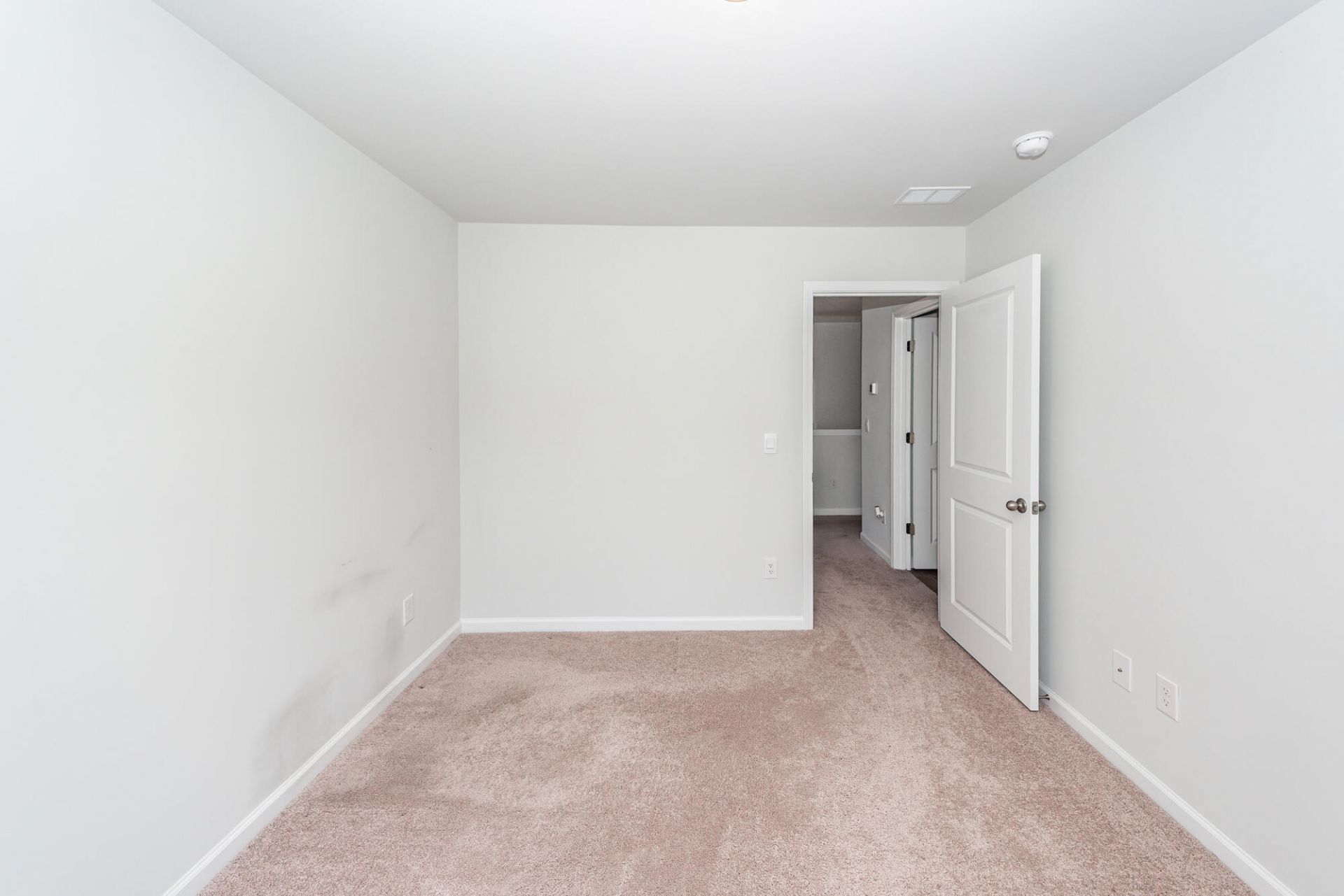 179 Cloverleaf Street Photo 33
