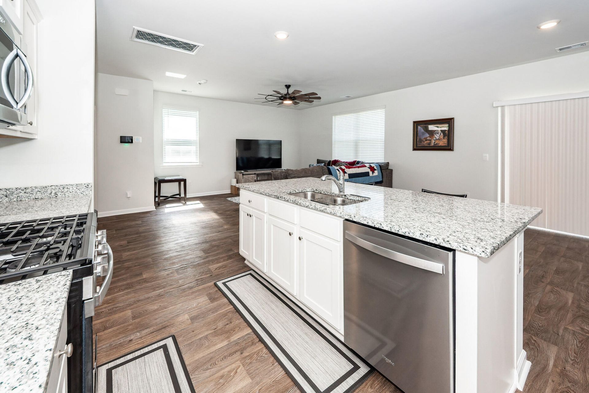 179 Cloverleaf Street Photo 7