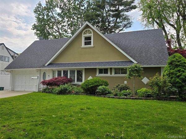 52 Mist Lane, Westbury, NY 11590
