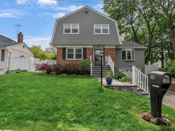 16 Kingsley Road , Huntington, NY 11743