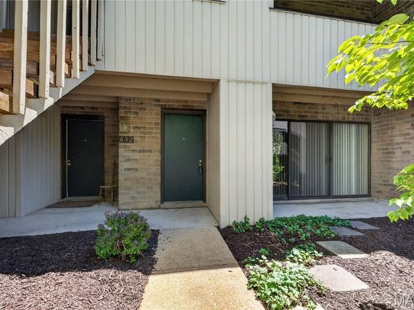 632 Coeur De Royale Drive, Unit B, Creve Coeur, MO 63141