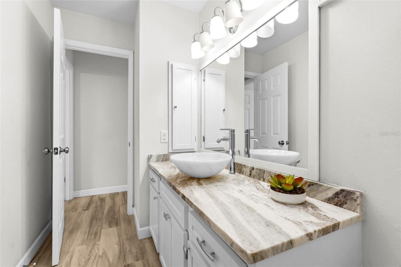 2383 Lakeside Mews, Unit D3, Sarasota, FL 34235 Photo