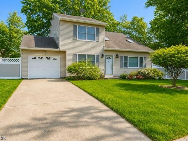 9 Sycamore Ln, Piscataway, NJ 08854
