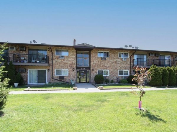 834 E Old Willow Road, Unit 209, Prospect Heights, IL 60070