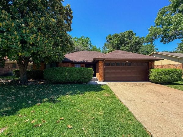 712 Pecan Street , Burleson, TX 76028