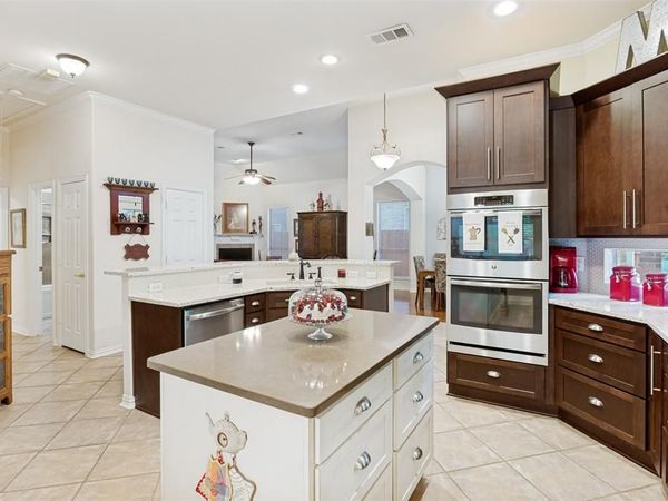412 Hideaway Court , Euless, TX 76039