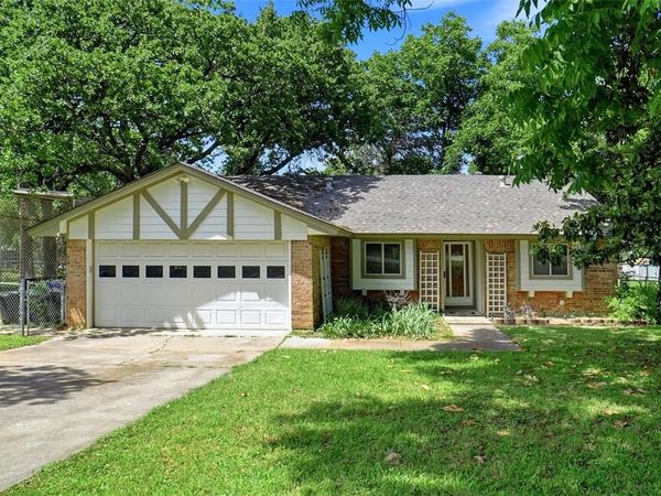 1017 Jarvis Lane , Azle, TX 76020