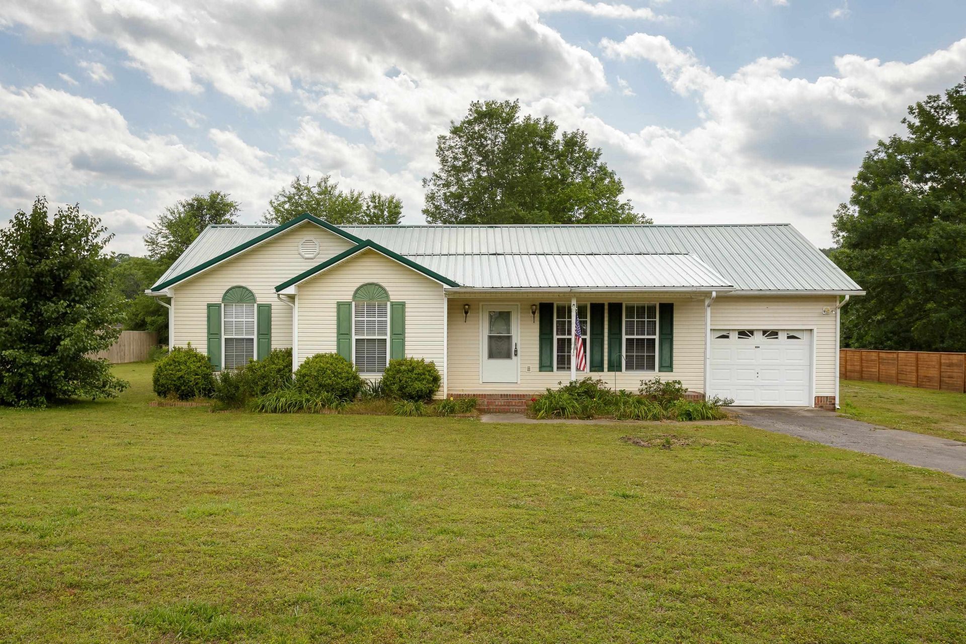 102 Shoals Paradise Dr, Florence, AL 35634 Main Photo
