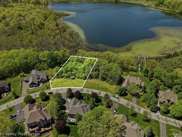 5988 Nottingham Point , Hamburg Twp, MI 48116