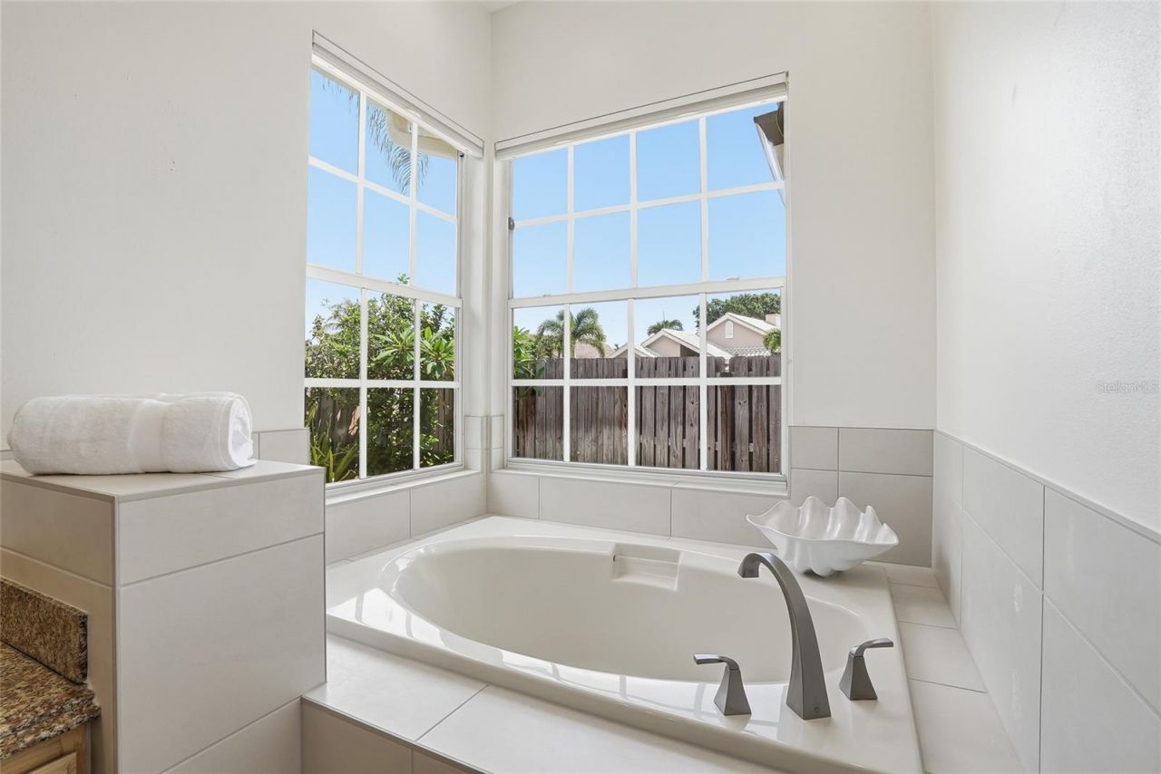 812 Live Oak Terrace Ne, Saint Petersburg, FL 33703 Photo