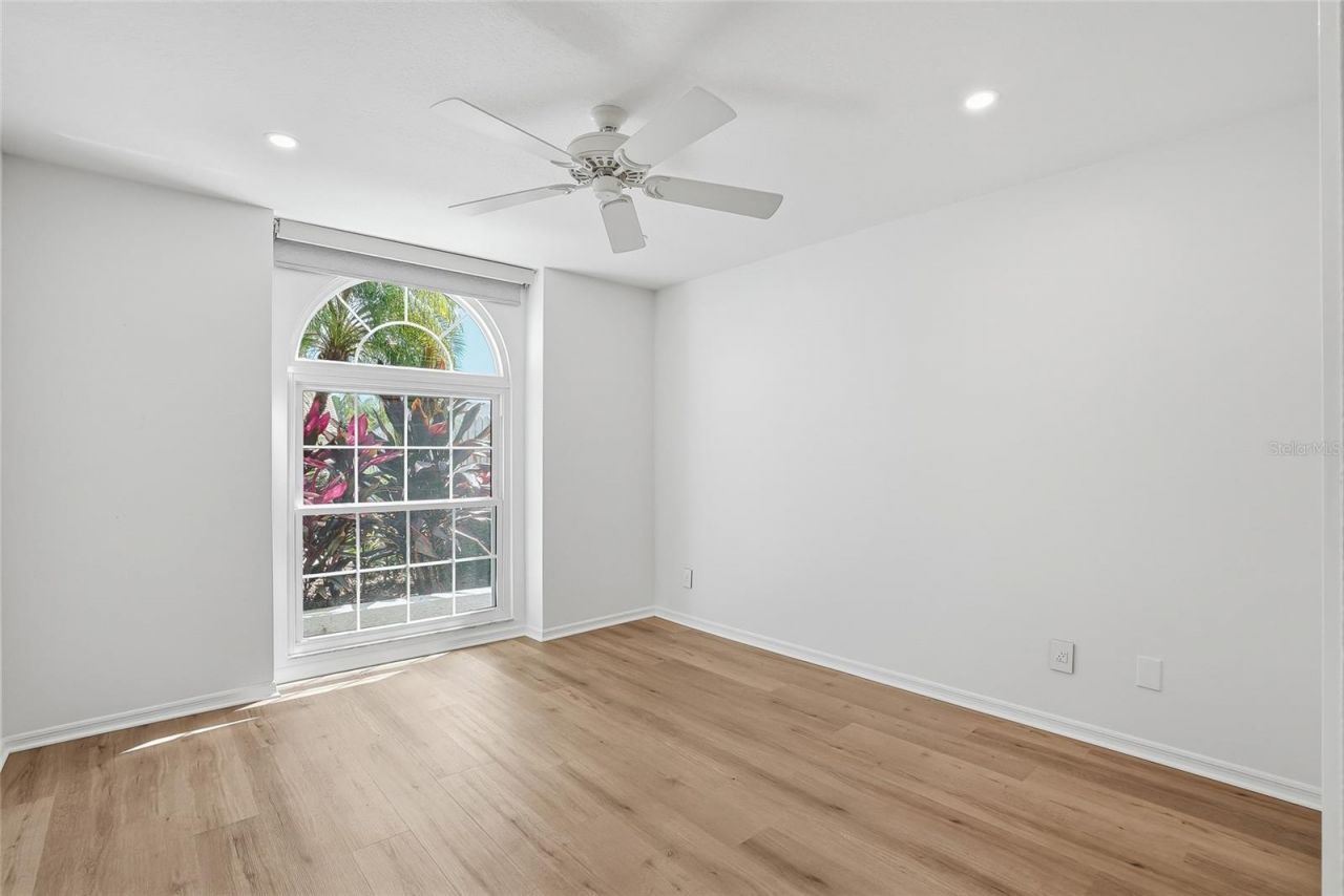 812 Live Oak Terrace Ne, Saint Petersburg, FL 33703 Photo