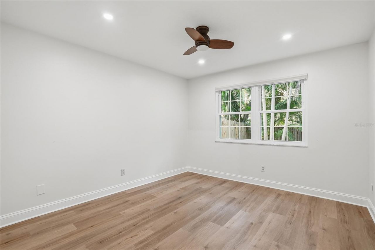 812 Live Oak Terrace Ne, Saint Petersburg, FL 33703 Photo