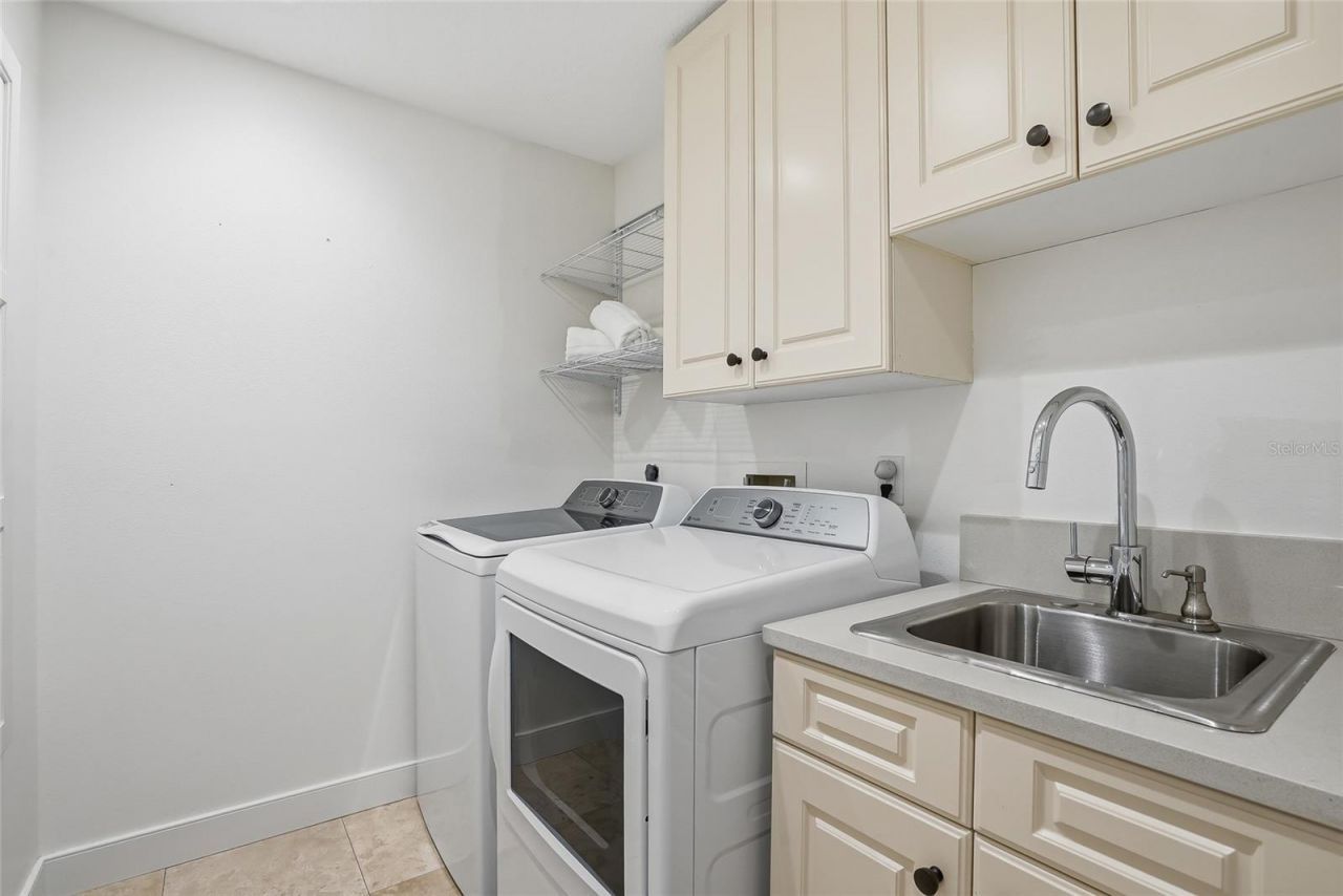 812 Live Oak Terrace Ne, Saint Petersburg, FL 33703 Photo