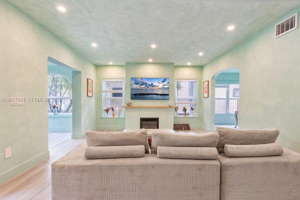 22 NE 44th St , Miami, FL 33137 Photo