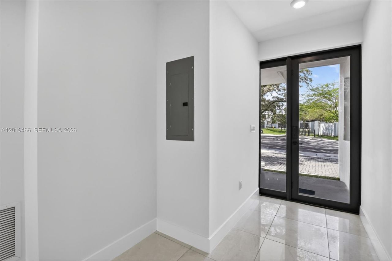 4101 N Oak Pl , Dania Beach, FL 33314 Photo