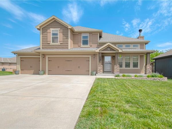 1902 NE 197TH Court, Smithville, MO 64089