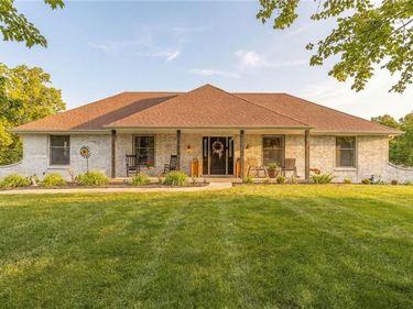 200 Cummings Drive, Gower, MO 64454