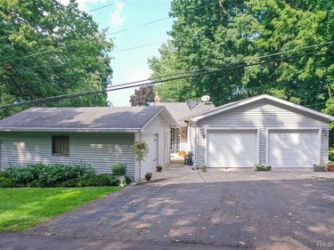 1938 Lakeview Drive, Lapeer, MI 48446