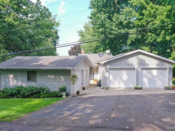 1938 Lakeview Drive , Lapeer, MI 48446