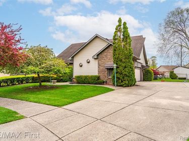 47799 Farmbrook Court, Chesterfield Twp, MI 48051