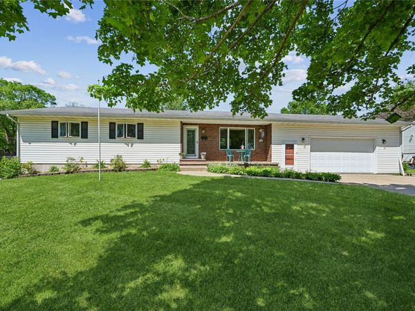 707 Park Avenue NW, Mt Vernon, IA 52314